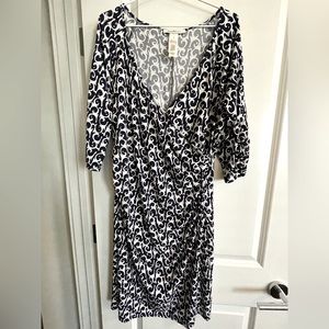 Laundry dress, size large. V-neck